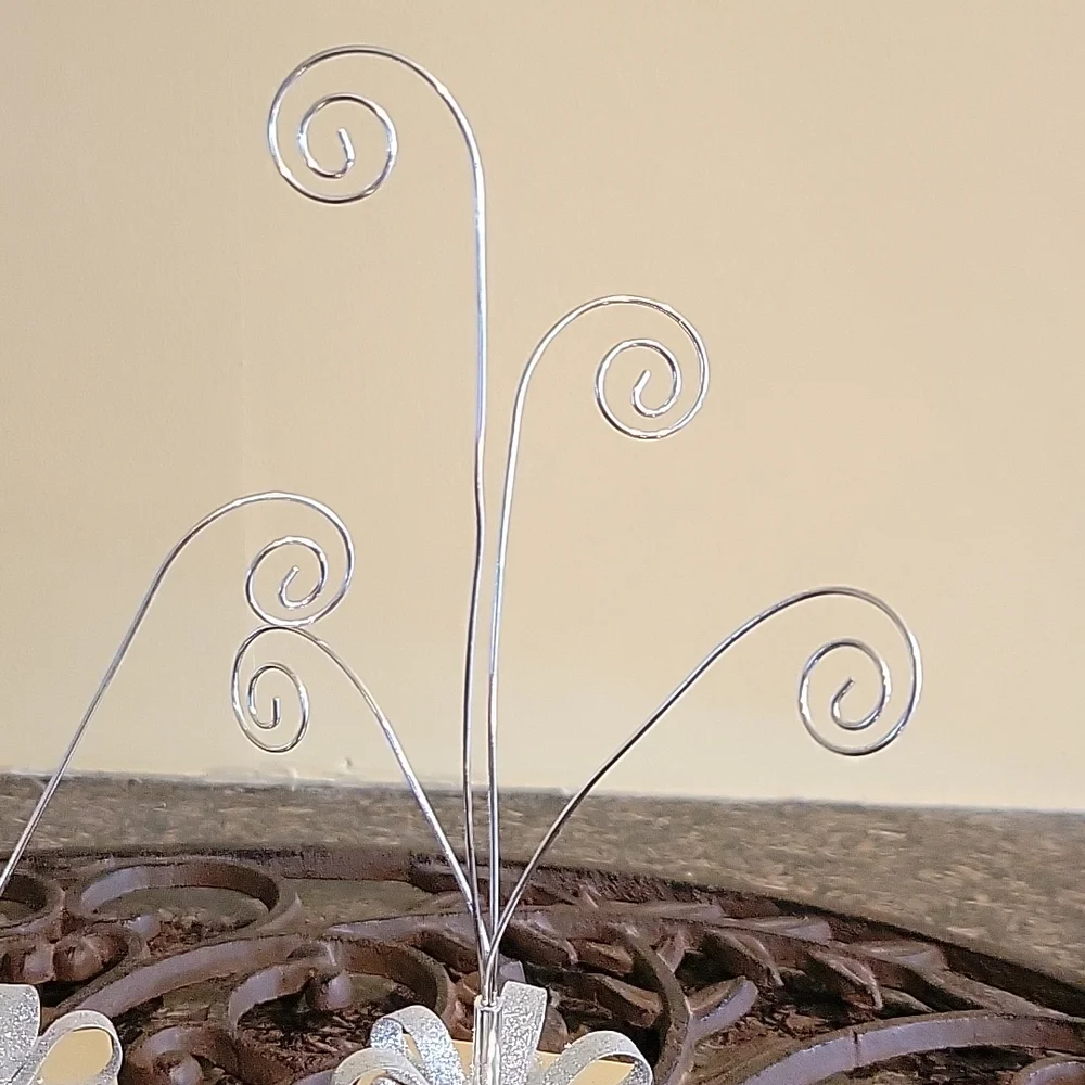 Decorative silver metal holder for cards, Brunch tags, or pictures
